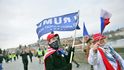 Desítky lidí demonstrovaly v Praze proti covidu a na podporu Donalda Trumpa
