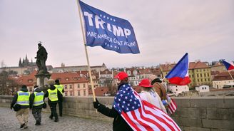 Nepokojům v USA navzdory. Desítky lidí dnes v Praze protestovaly na podporu Trumpa i proti covidu