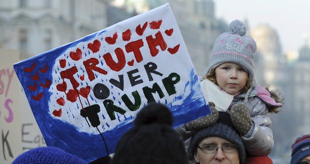 Prahou prošel další průvod Američanů na protest proti Donaldu Trumpovi.