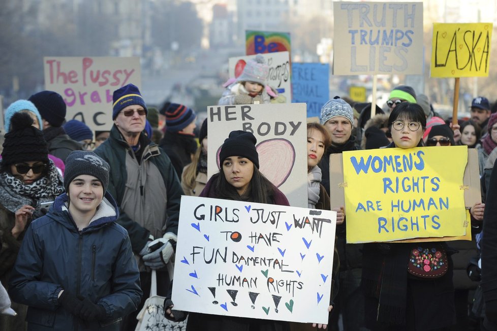 Prahou prošel další průvod Američanů na protest proti Donaldu Trumpovi.