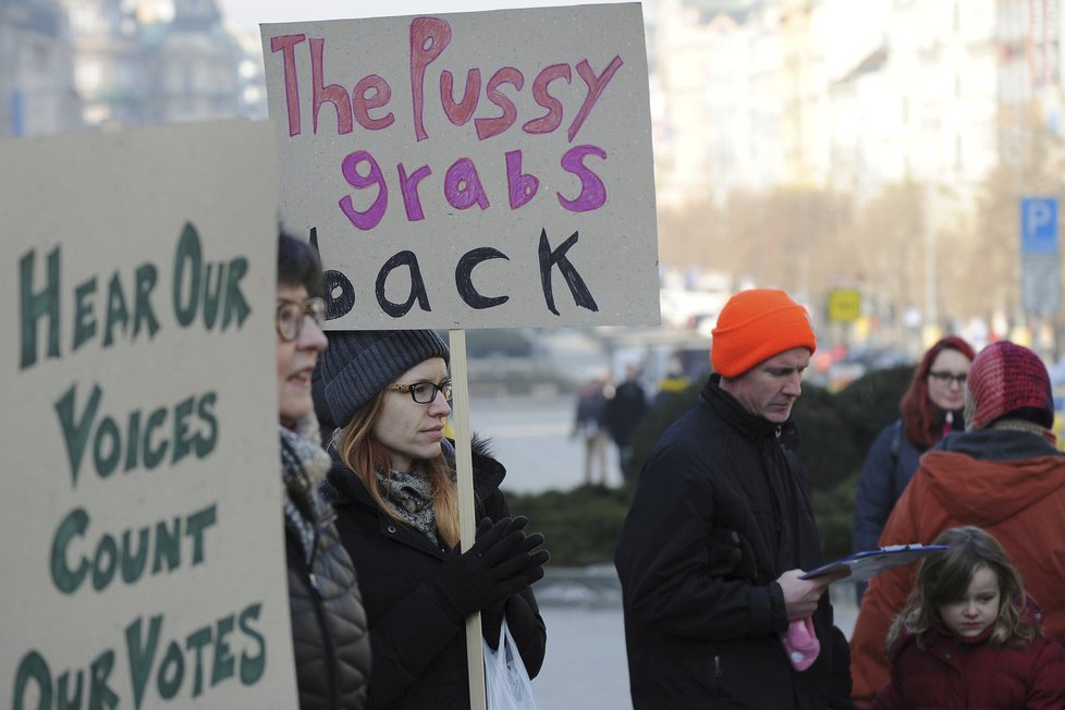 Prahou prošel další průvod Američanů na protest proti Donaldu Trumpovi.