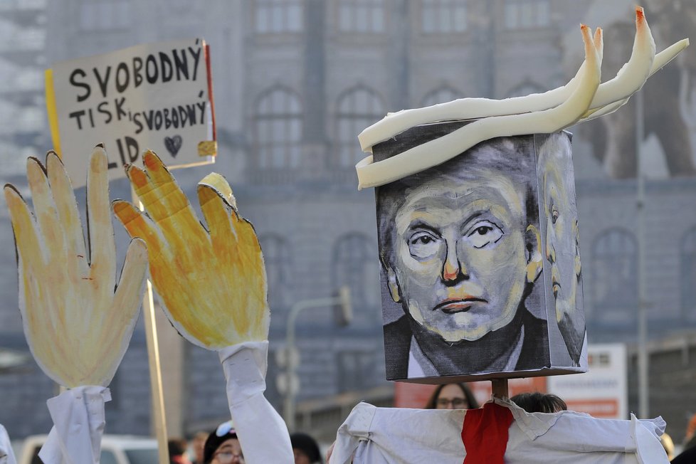 Prahou prošel další průvod Američanů na protest proti Donaldu Trumpovi.