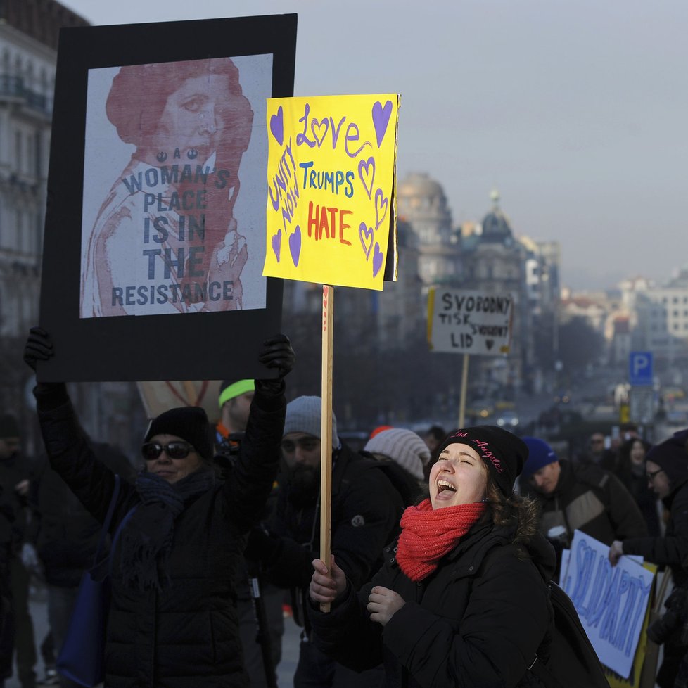 Prahou prošel další průvod Američanů na protest proti Donaldu Trumpovi.