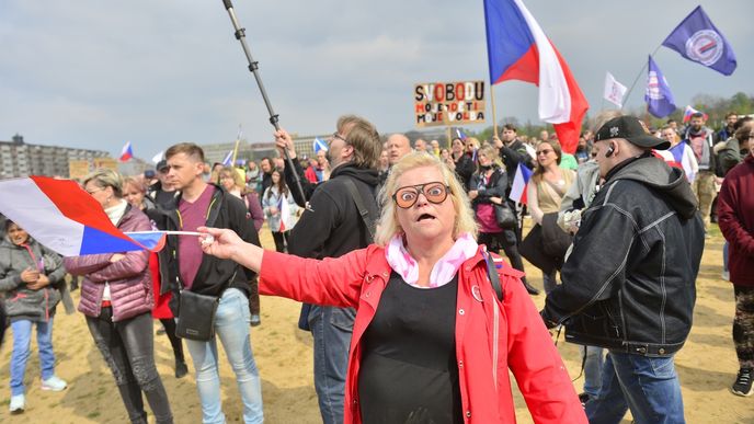 Protivládní prvomájová demonstrace na pražské Letné