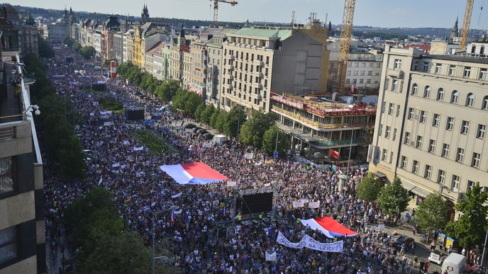 Na poslední demonstraci proti Andreji Babišovi dorazilo podle odhadů 120 tisíc lidí
