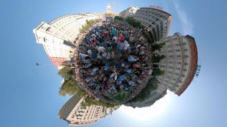 V kůži demonstranta. Podívejte se na 360° video z pražské demonstrace Jednou provždy!