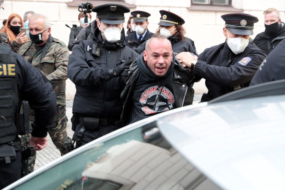 Na Náměstí Republiky se konal protest proti vládním opatřením. Na pořádek dohlížela policie, která krátce po začátku protestu jednoho muže zadržela.