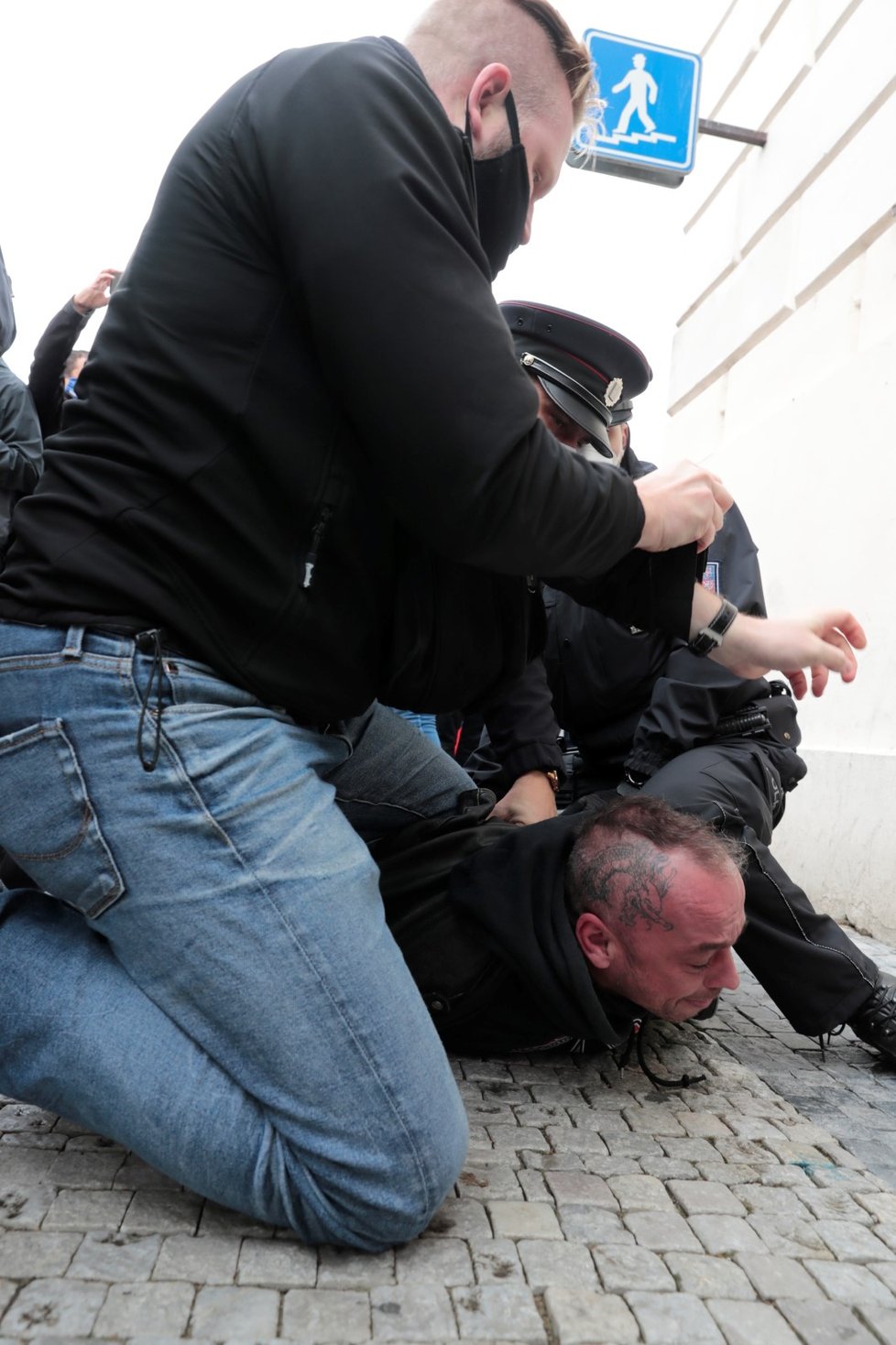 Na náměstí Republiky se konal protest proti vládním opatřením. Na pořádek dohlížela policie, která krátce po začátku protestu jednoho muže zadržela.