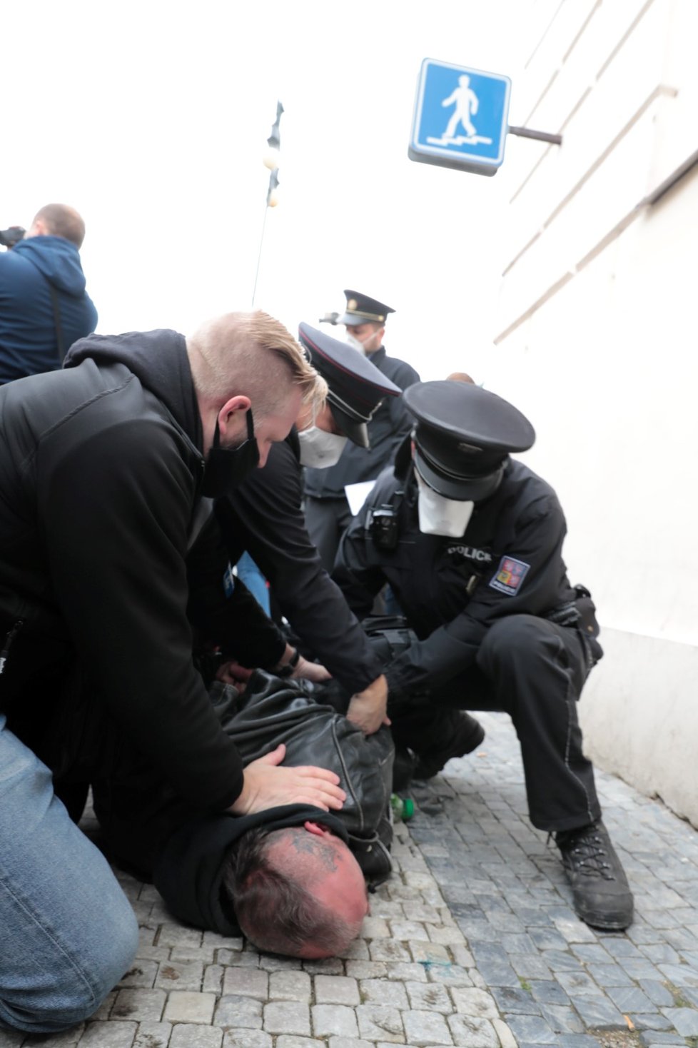 Na Náměstí Republiky se konal protest proti vládním opatřením. Na pořádek dohlížela policie, která krátce po začátku protestu jednoho muže zadržela.