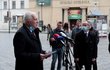 Na Náměstí Republiky se shází lidé před plánovanou demonstrací proti vládním opatřením. Na místě se objevil bývalý prezident Václav Klaus. Na Náměstí Republiky se shází lidé před plánovanou demonstrací proti vládním opatřením. Na místě se objevil bývalý prezident Václav Klaus.