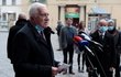 Na Náměstí Republiky se shází lidé před plánovanou demonstrací proti vládním opatřením. Na místě se objevil bývalý prezident Václav Klaus. Na Náměstí Republiky se shází lidé před plánovanou demonstrací proti vládním opatřením. Na místě se objevil bývalý prezident Václav Klaus.