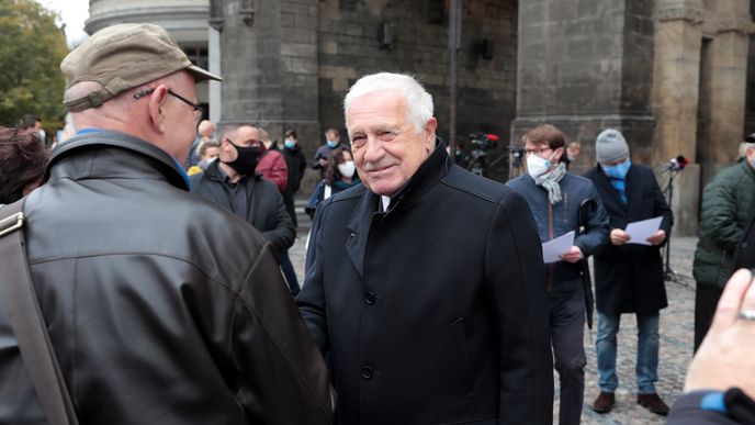 Na Náměstí Republiky se shází lidé před plánovanou demonstrací proti vládním opatřením. Na místě se objevil bývalý prezident Václav Klaus.