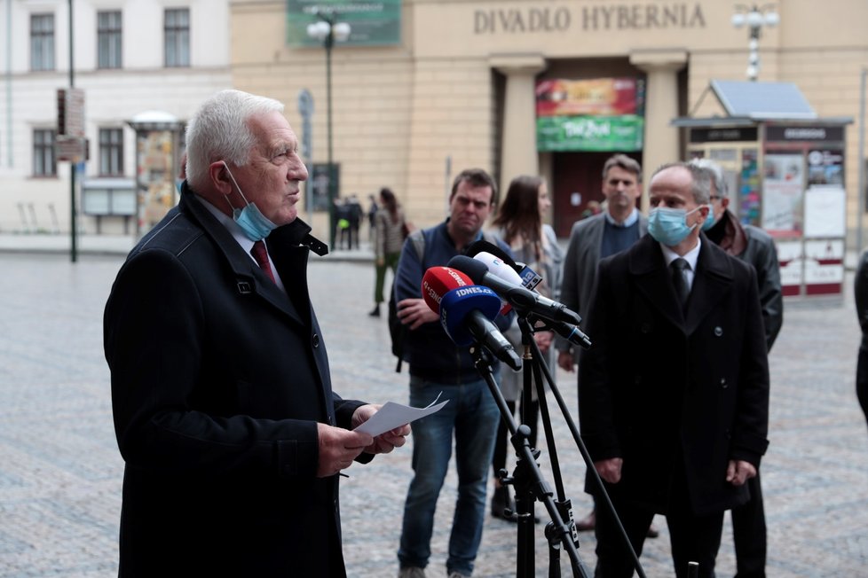 Na náměstí Republiky se shází lidé před plánovanou demonstrací proti vládním opatřením. Na místě se objevil bývalý prezident Václav Klaus.