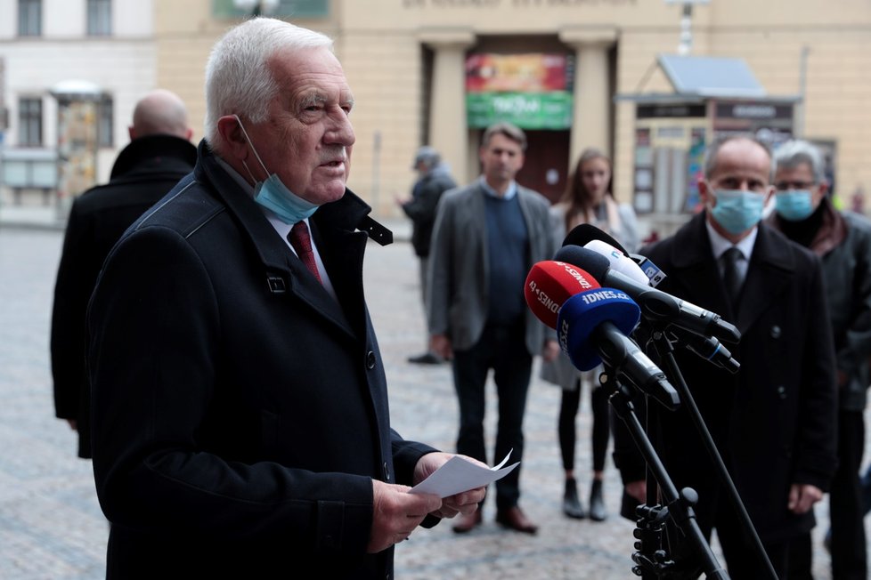 Na náměstí Republiky se schází lidé před plánovanou demonstrací proti vládním opatřením. Zavítal mezi ně i bývalý prezident Václav Klaus.