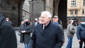 Na Náměstí Republiky se shází lidé před plánovanou demonstrací proti vládním opatřením. Zavítal mezi ně i bývalý prezident Václav Klaus.