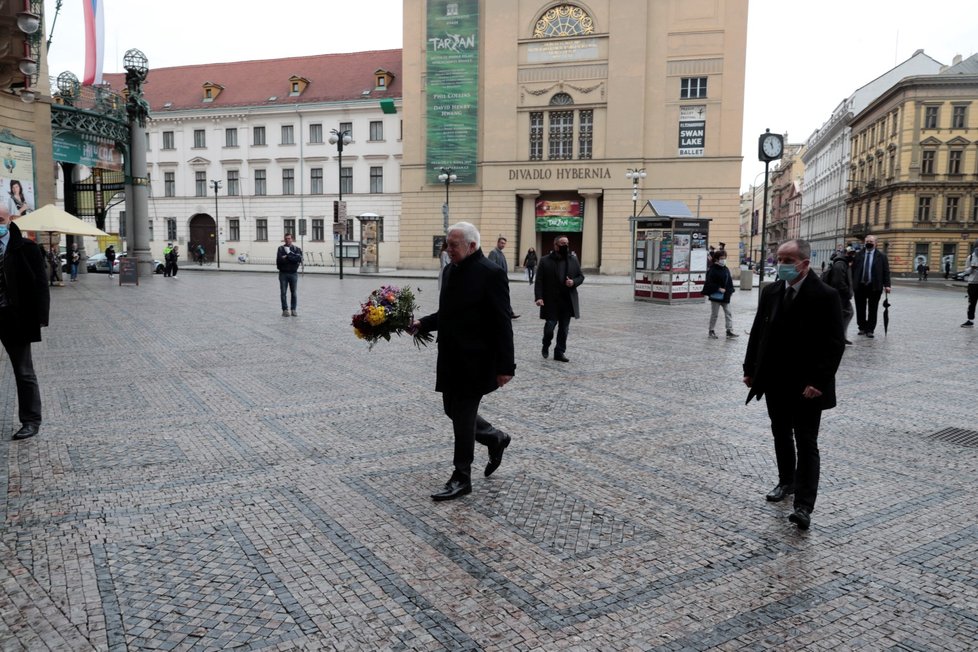 Na náměstí Republiky se shází lidé před plánovanou demonstrací proti vládním opatřením. Na místě se objevil bývalý prezident Václav Klaus.