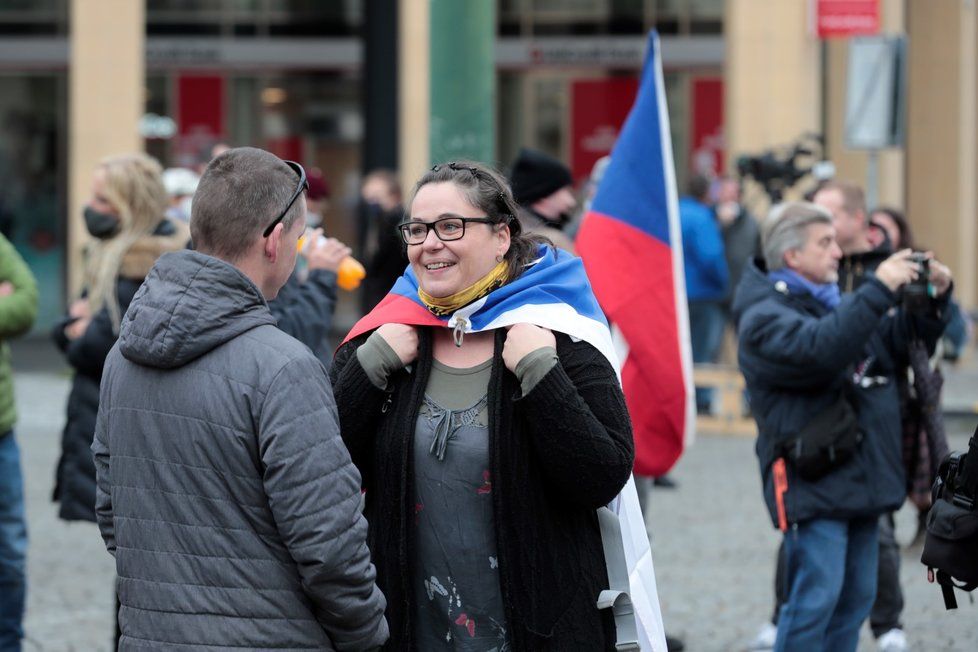 Na Náměstí Republiky se shází lidé před plánovanou demonstrací proti vládním opatřením.