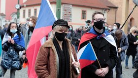 Na náměstí Republiky se schází lidé před plánovanou demonstrací proti vládním opatřením.