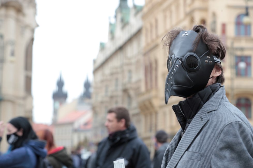 Na Náměstí Republiky se shází lidé před plánovanou demonstrací proti vládním opatřením.