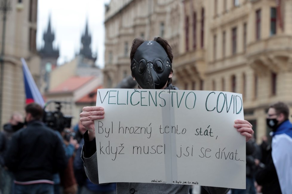 Na Náměstí Republiky se shází lidé před plánovanou demonstrací proti vládním opatřením.