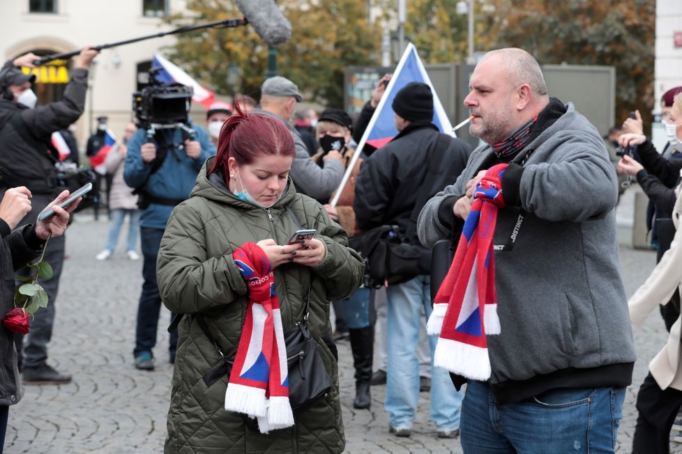 Na Náměstí Republiky se shází lidé před plánovanou demonstrací proti vládním opatřením.