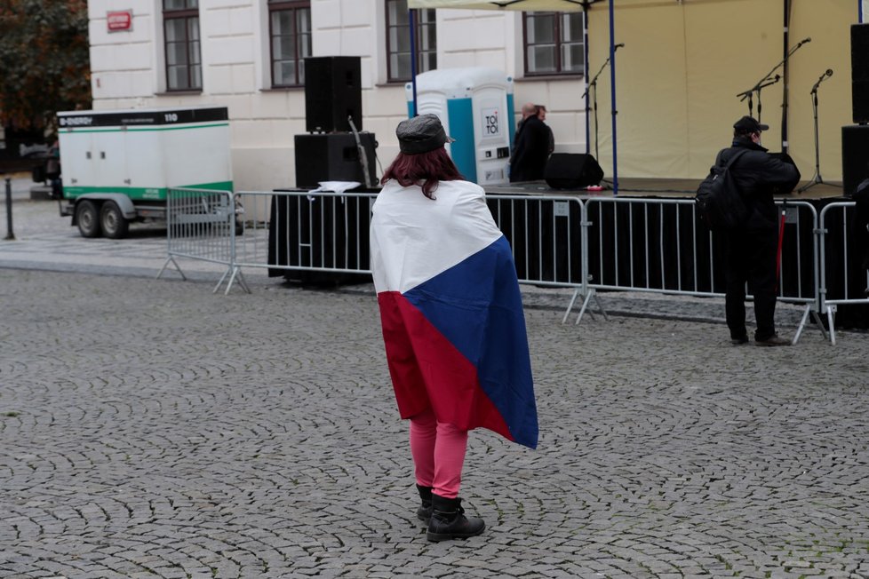 Na Náměstí Republiky se shází lidé před plánovanou demonstrací proti vládním opatřením.