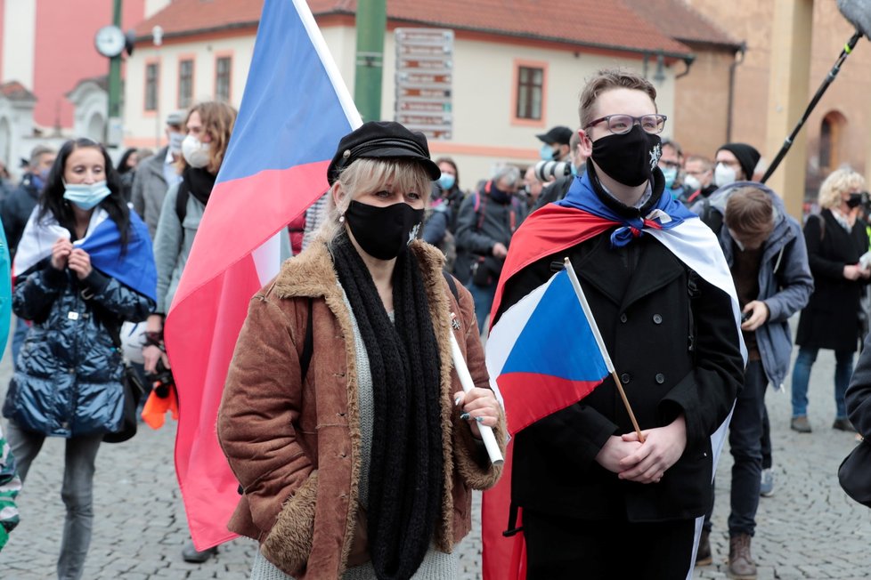 Na Náměstí Republiky se shází lidé před plánovanou demonstrací proti vládním opatřením.