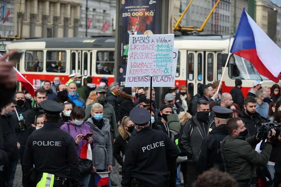 Na Náměstí Republiky se konal protest proti vládním opatřením.