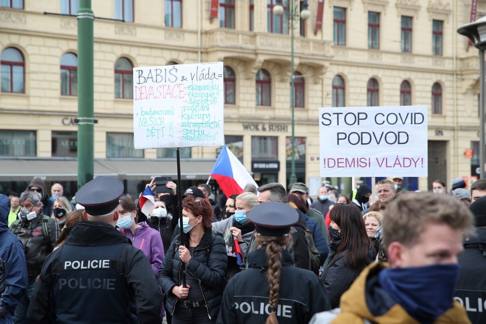 Na Náměstí Republiky se konal protest proti vládním opatřením.