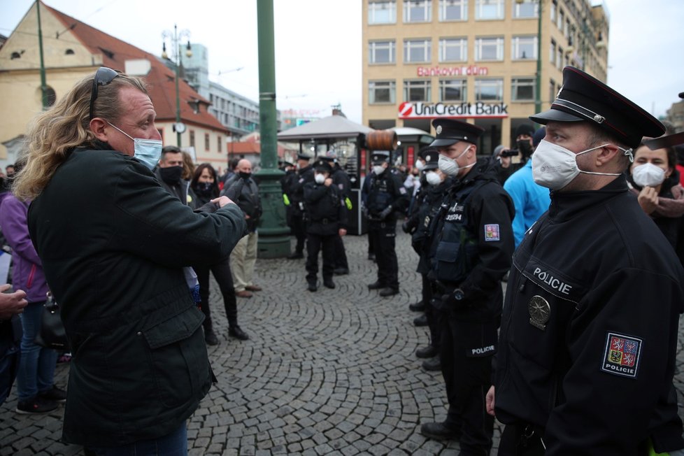 Na Náměstí Republiky se konal protest proti vládním opatřením.