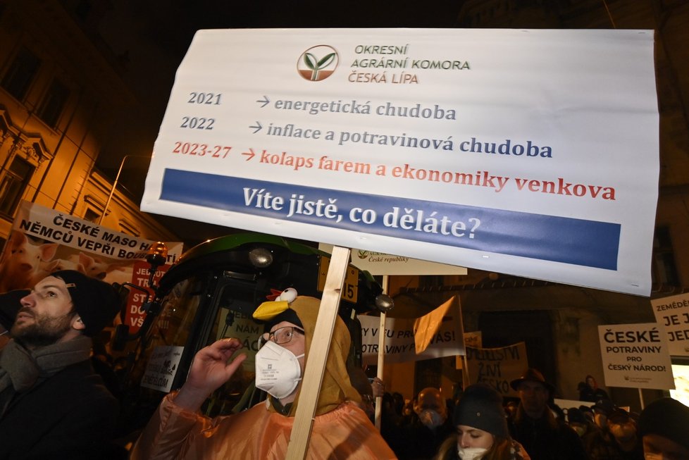 Před Úřadem vlády ČR se uskutečnila demonstrace zemědělců proti změnám pravidel pro zemědělské hospodaření. Současně vyzvali vládu, aby změnila svůj přístup k pěstitelům a chovatelům, kteří vyrábějí potraviny pro obyvatele a chtějí v tom i nadále pokračovat (11. 1. 2022)