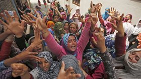 V indickém Kašmíru žádali demonstranti smrt za znásilnění dívky. (13. 5. 2019)