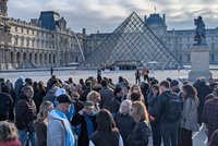 Peklo ve Francii: Demonstranti zablokovali Louvre! Varování i pro Čechy, zákazy vycházení nejen mladých