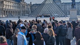 Demonstranti v Paříži zablokovali slavný Louvre (19.10.2026).