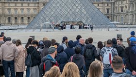 Demonstranti v Paříži zablokovali slavný Louvre (19.10.2026)