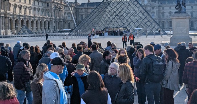 Demonstranti v Paříži zablokovali slavný Louvre (19.10.2026).