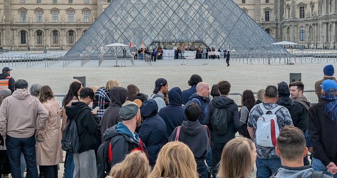 Demonstranti v Paříži zablokovali slavný Louvre (19.10.2026)