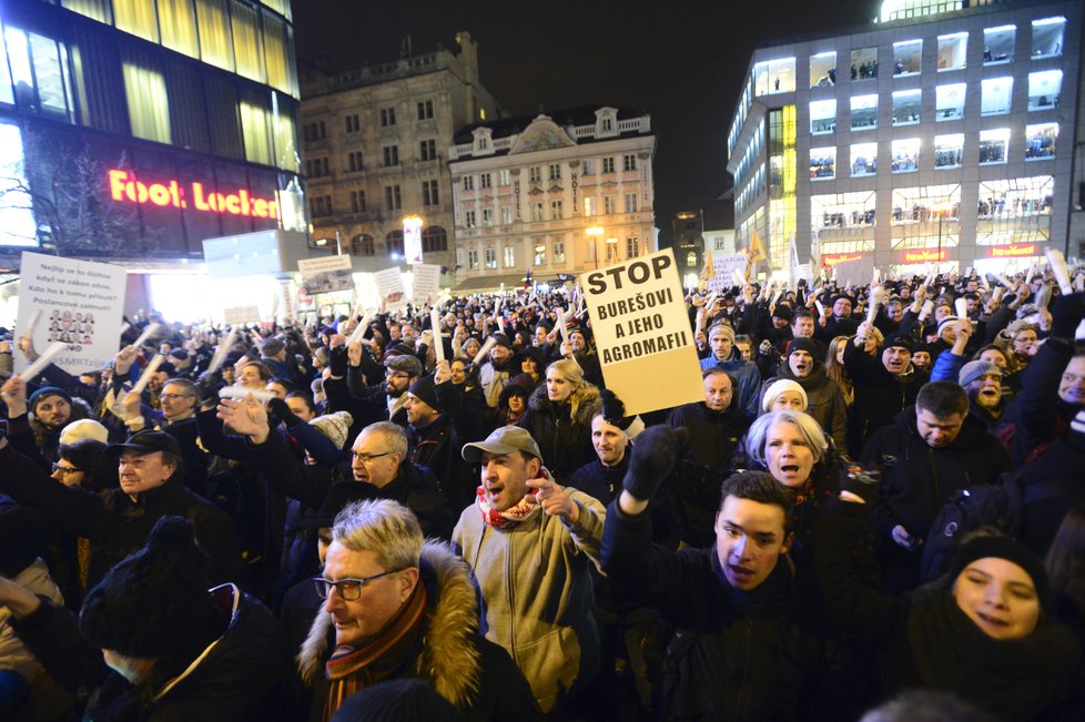 Demonstrace na Václaváku proti zvolení komunisty Zdeňka Ondráčka šéfem komise pro kontrolu GIBS a proti Andreji Babišovi 5. března 2018