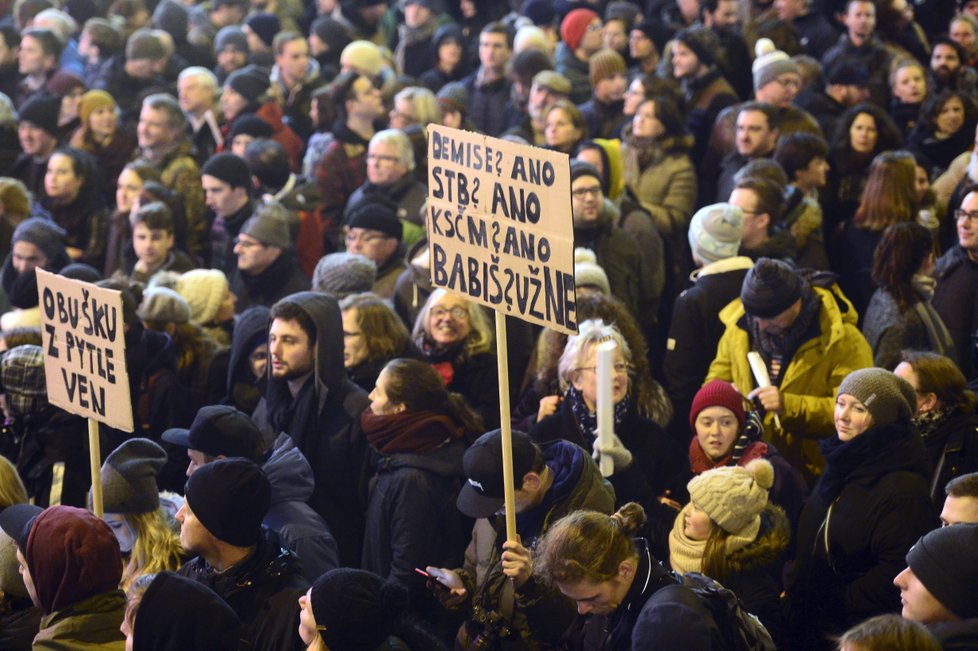 Většina demonstrantů na nedávných protestech proti zvolení komunisty Zdeňka Ondráčka šéfem komise pro kontrolu GIBS  vyjadřovala zásadní nesouhlas i s Andrejem Babišem.