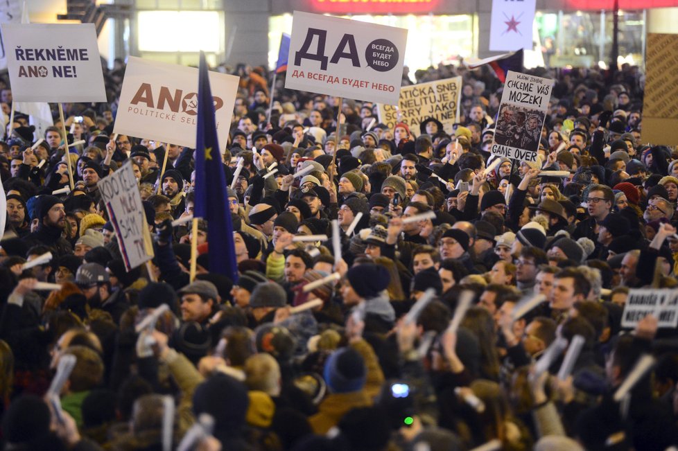 Demonstrace na Václaváku proti zvolení komunisty Zdeňka Ondráčka šéfem komise pro kontrolu GIBS a proti Andreji Babišovi 5. března 2018