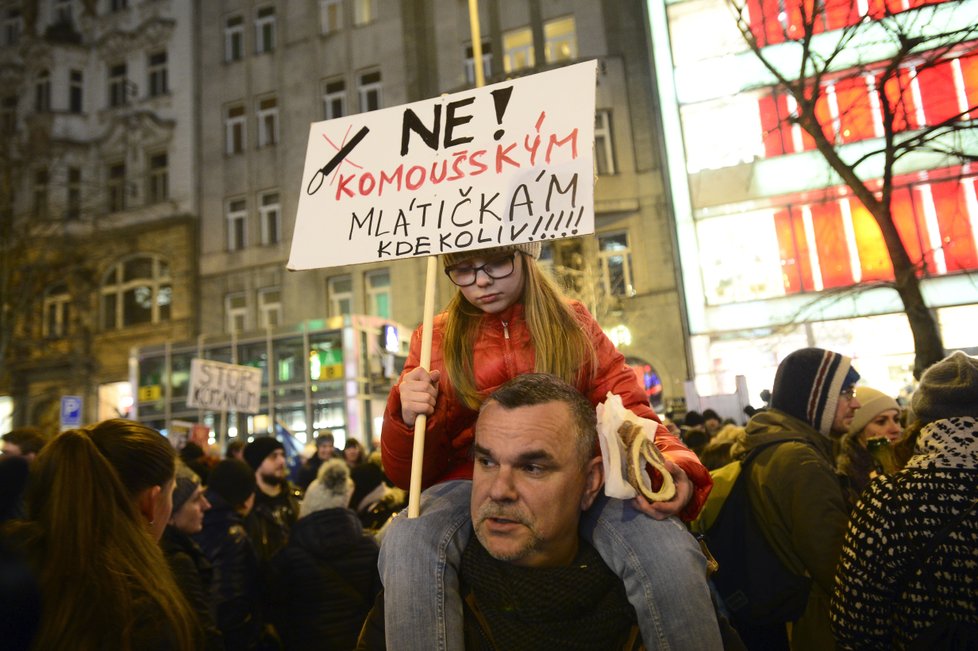 Demonstrace na Václaváku proti zvolení komunisty Zdeňka Ondráčka šéfem komise pro kontrolu GIBS a proti Andreji Babišovi 5. března 2018