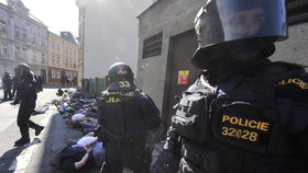Protiromský pochod v Ostravě se zvrhl v pouliční válku. 60 radikálů bylo po střetech s těžkooděnci zatčeno