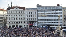 V Brně probíhají protesty poprvé na Náměstí Svobody, dosud se konaly na Dominikánském náměstí (11. 6. 2019)