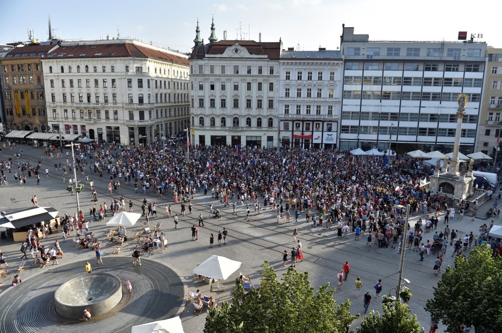 V Brně probíhají protesty poprvé na Náměstí Svobody, dosud se konaly na Dominikánském náměstí (11. 6. 2019)