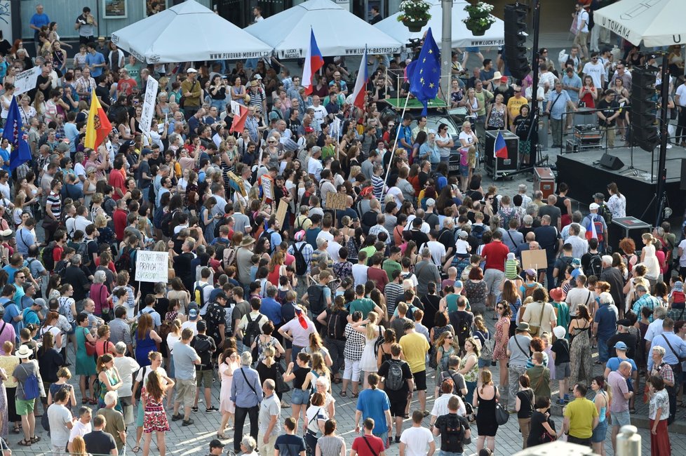V Brně probíhají protesty poprvé na náměstí Svobody, dosud se konaly na Dominikánském náměstí. (11. 6. 2019)