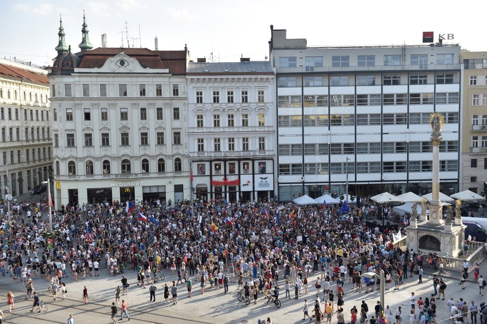 V Brně probíhají protesty poprvé na náměstí Svobody, dosud se konaly na Dominikánském náměstí. (11. 6. 2019)