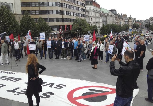 Lidé v sobotu demonstrovali na Václavském náměstí proti Severoatlantické alianci.