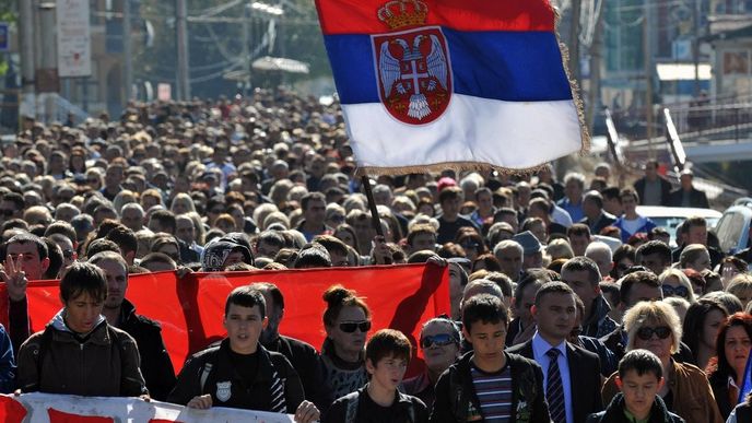 Demonstrace proti odstraňování hraničních blokád v srbském městě Gracanica