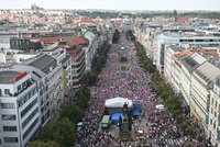 Na Václaváku se srotil dav nespokojenců: Demonstrují proti vládě a prodávají trička