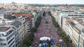 Demonstranti se usadili na Letné: Policisté zadrželi jednoho z nich, schvaloval zabíjení na Ukrajině